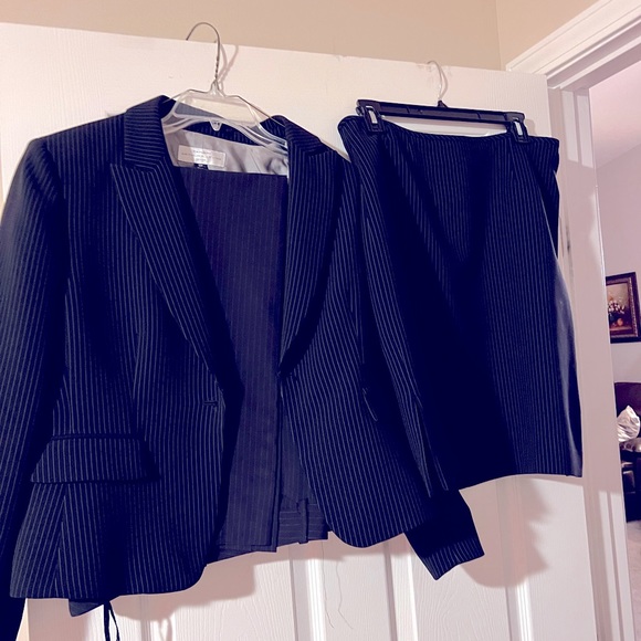 Classic 3 piece Tahari pin stripe suit with jacket, skirt and pants - Picture 4 of 7